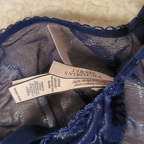 Sheer and shiny, under wire design, barely worn - Picture 4 of 4